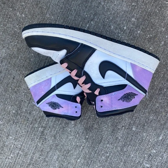 Slightly used BIG KIDS AIR JORDAN 1 MID SE (GS)